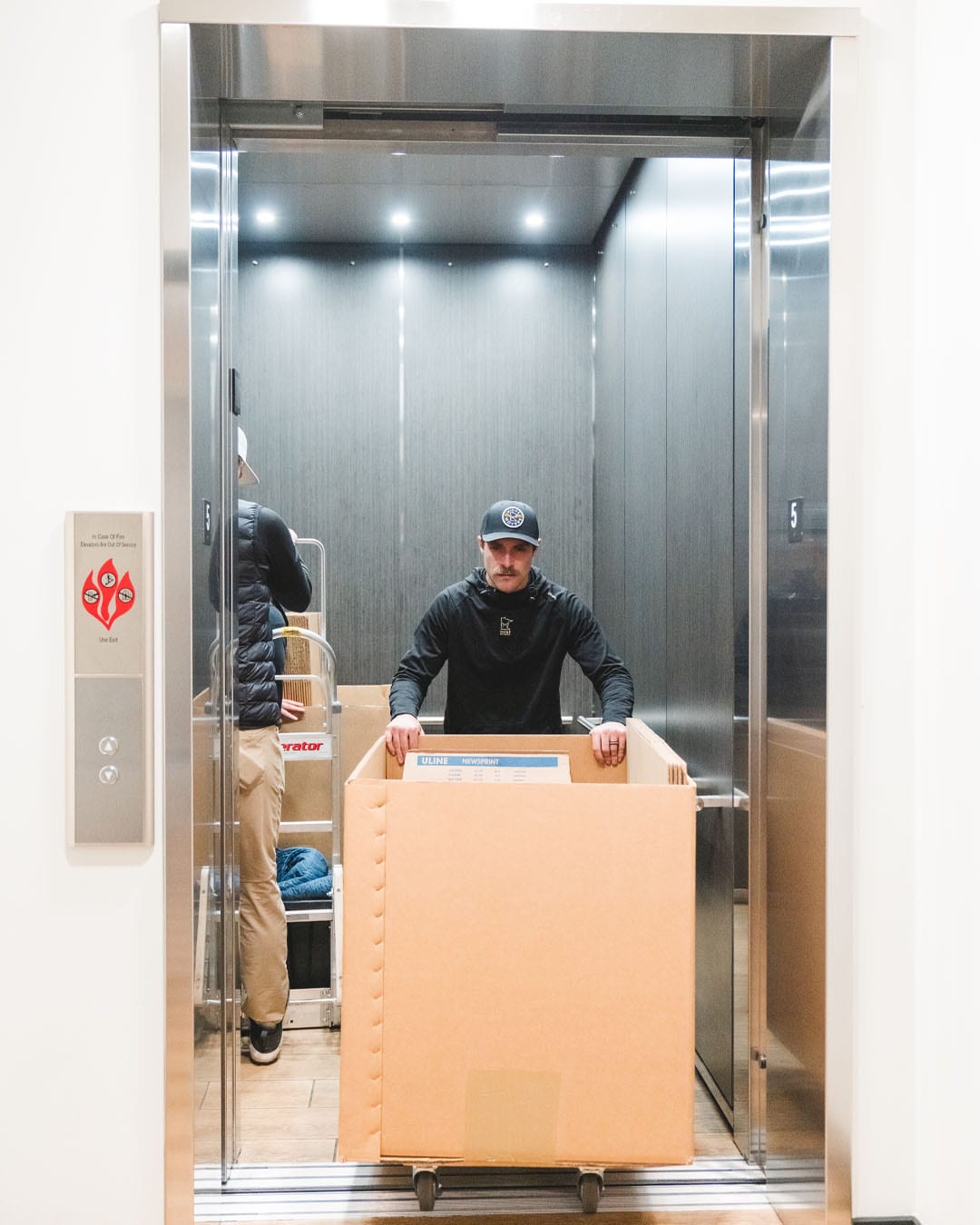 Minnē Movers crew moving boxes