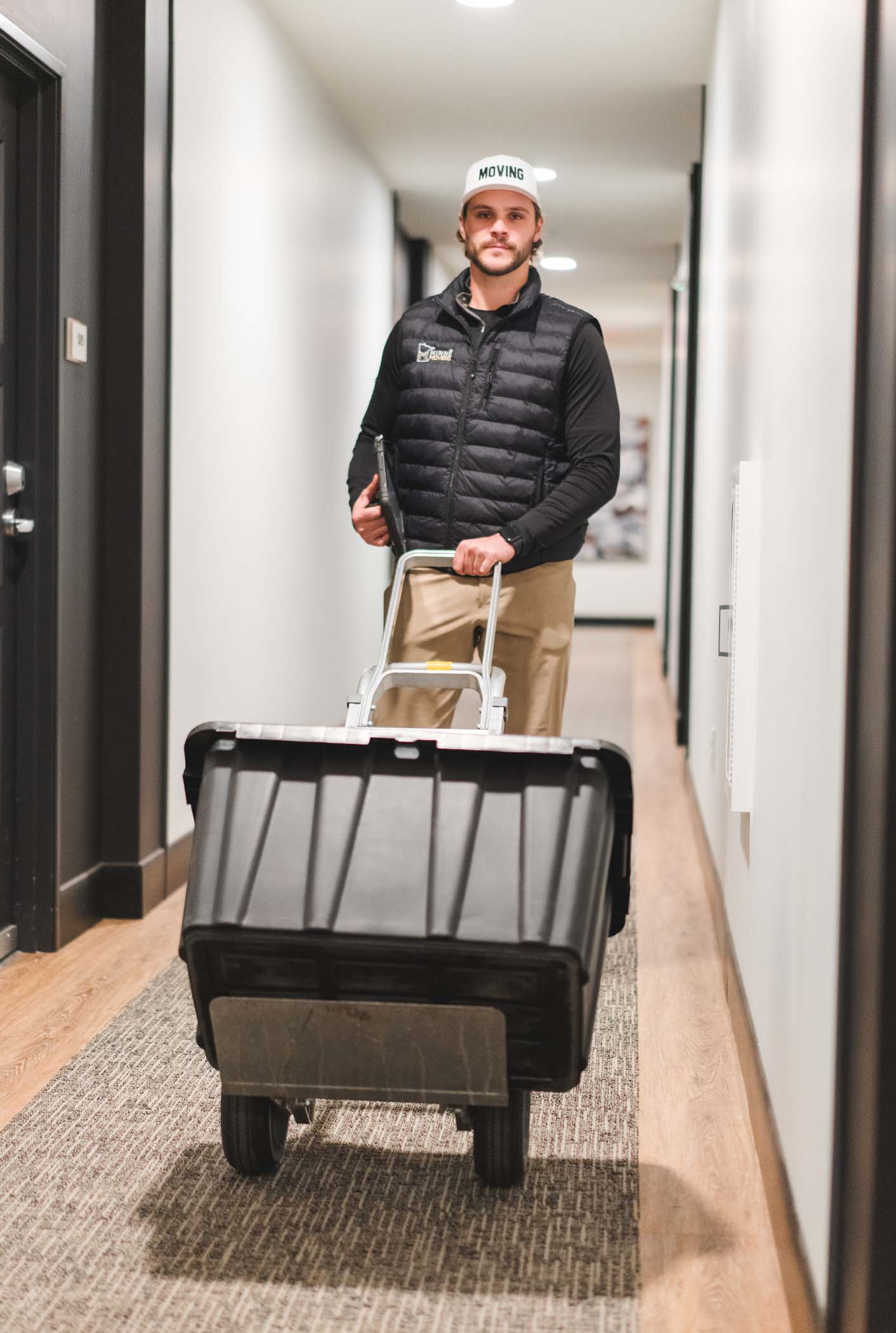 Minnē Movers crew handling an apartment move