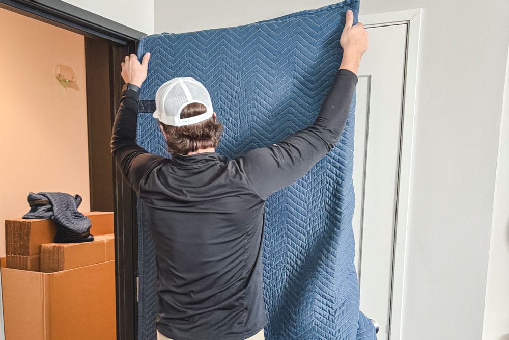 Minnē Movers crew handling an apartment move